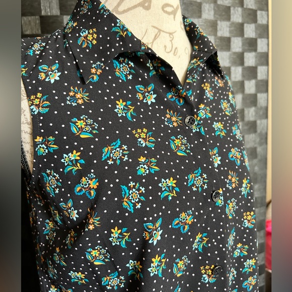 Cabi sleeveless Button top Small - Picture 2 of 3